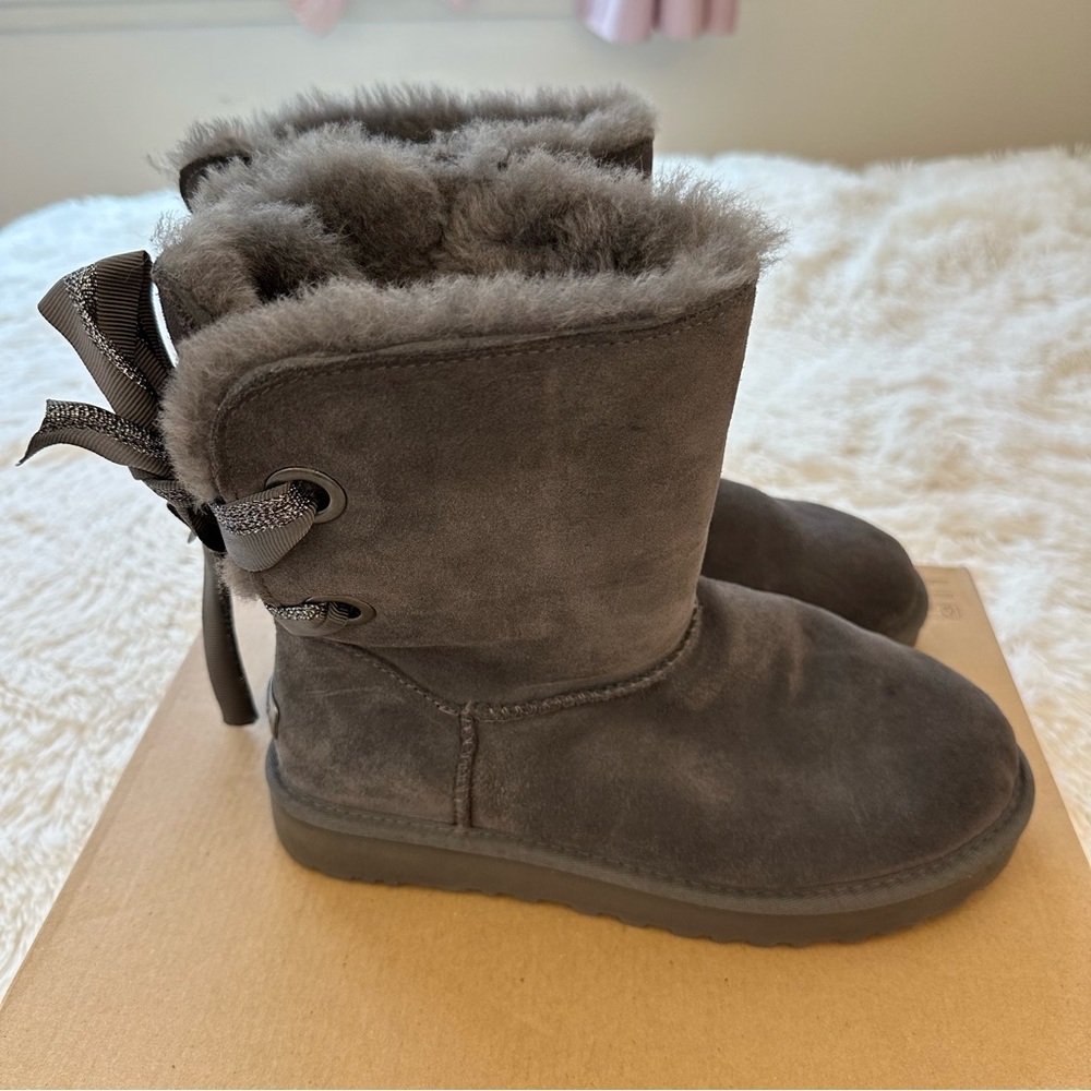 UGG Bailey Bow II Gray Suede Sheepskin Winter Boots Women’s Size 8 Fur Lined - Picture 3 of 10